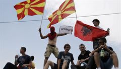 Mladí demonstranti s makedonskými a albánskými vlajkami naplnili ulice Skopje.