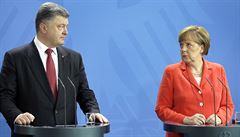 Ukrajinský prezident Petro Poroenko a nmecká kancléka Angela Merkelová.