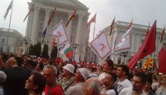Bulharské, albánské a makedonské vlajky na protivládním protestu ve Skopje. V...