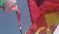 Bulharská, albánská a makedonská vlajka pohromad na protestech ve Skopje.