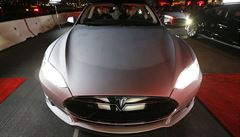Tesla na cest k autopilotovi. E-auto samo parkuje a pozn riziko