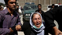 Afghánská ena pláe pro své píbuzné, kteí se pohybovali v oblasti...