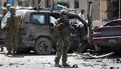 Amerití vojáci dorazili na místo sebevraedného atentátu v Kábulu.