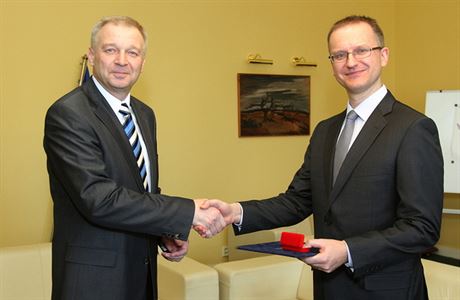 Námstek ministra obrany pro vyzbrojování Daniel Kotoval (vpravo) s bývalým...