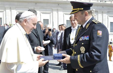 Policejn prezident Tom Tuh s papeem Frantikem.