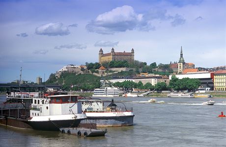 Po Dunaji je to do Vídně pár desítek minut a rychlolodě jezdí pěkně z centra do...