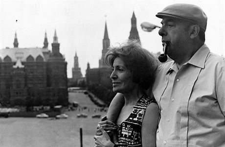 Básník Pablo Neruda se svou manelkou Matilde v Moskv.