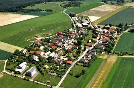 Letecký pohled na obec Pláně