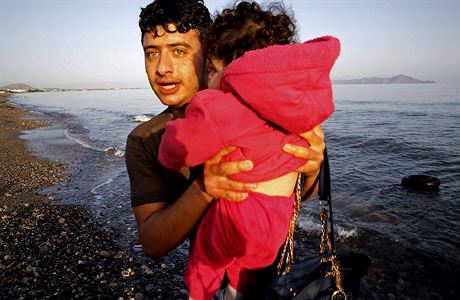 Syrsk uprchlk vyndav dt z lodi.