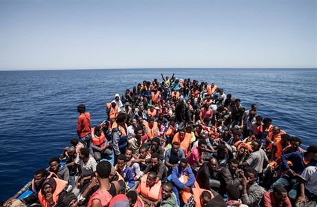 Za evropským snem. Uprchlíci na beznadjn peplnném plavidle míí ze...