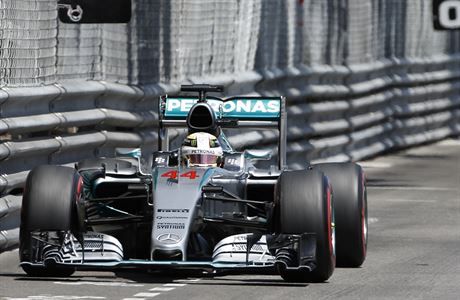 Lewis Hamilton na trati v Monte Carlu.
