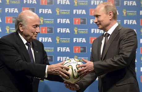 éf FIFA Sepp Blatter (vlevo) a ruský prezident Vladimir Putin.