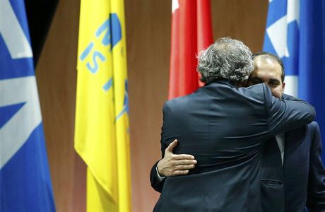 Prezident UEFA Michel Platini v objet s Alm bin Husajnem.