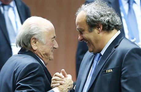 Gratuluji. éf UEFA Michel Platini (vpravo) a Sepp Blatter.