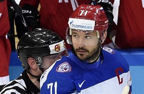 Ruský kapitán Ilja Kovaluk pihlíí kanadské radosti ve finále mistrovství...