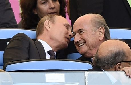 Vladimir Putin (vlevo) a Sepp Blatter vtinou na spolench fotografich...