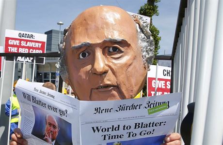 AS ODEJÍT! Aktivisté protestují ped kongresem FIFA v Zürichu proti...