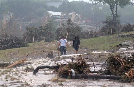 Velká voda zaplavila desítky obcí zvlát na východ Texasu, kde byly znieny...