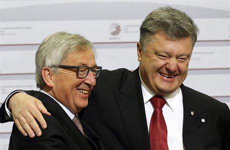 Pedseda Evropské komise Jean-Claude Juncker (druhý zleva) se objímá s...