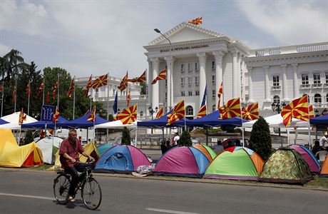 Stany protivldnch demonstrant ped sdlem makedonsk vldy ve Skopje.