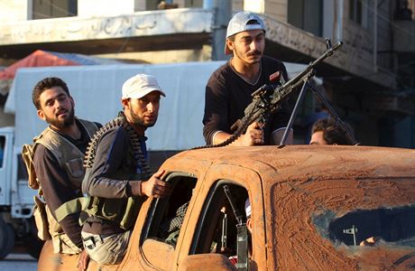 Bojovnci radikln syrsk Fronty an-Nusra projdj ulicemi msta Ariha v...
