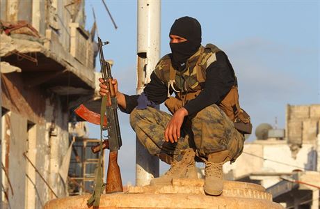 Bojovnk radikln syrsk Fronty an-Nusra zaujm pozici v provincii Idlb.