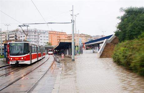 Stanice metra a tramvají Vltavská.