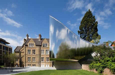 Univerzita v Oxfordu se dočkala nové přístavby. Futuristickou stavbu navrhla...