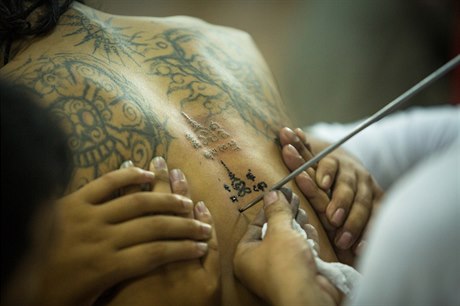 Thajcům vadí turisté. Pletou si posvátné tetování se suvenýrem