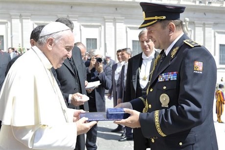 Policejní prezident Tomá Tuhý s papeem Frantikem.