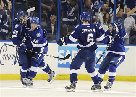 Hrái klubu Tampa Bay se radují z výhry nad Rangers.