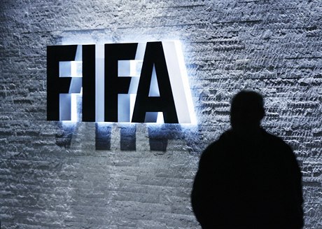 Mezinárodní fotbalovou federací zmítá korupční skandál.
