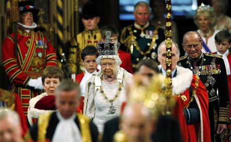 Královna Alžběta II. a princ Filip při cestě do Sněmovny lordů.