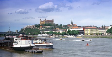 Po Dunaji je to do Vídně pár desítek minut a rychlolodě jezdí pěkně z centra do...