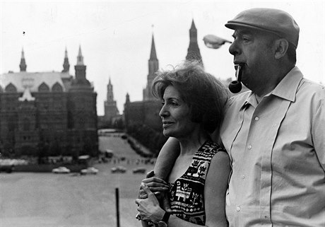 Básník Pablo Neruda se svou manželkou Matilde v Moskvě.