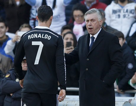Cristiano Ronaldo (vlevo) a trenér Carlo Ancelotti.