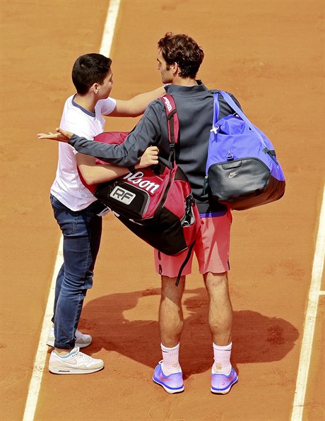 Vyfotíme se spolu? Federera vyruil pi odchodu z kurtu fanouek.