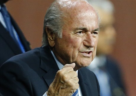 Oslavné gesto Seppa Blattera.