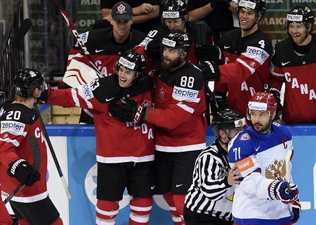 Ruský kapitán Ilja Kovalčuk přihlíží kanadské radosti ve finále mistrovství...