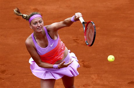 eská tenistka Petra Kvitová podává v utkání druhého kola Roland Garros.