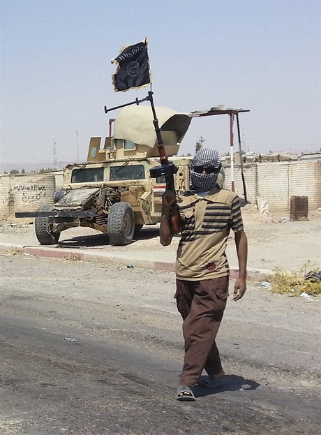 Bojovník IS před komplexem rafinerie v Bajdží.