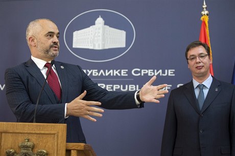 Albánský premiér Edi Rama (vlevo) po jednání se srbským partnerem Aleksandarem...