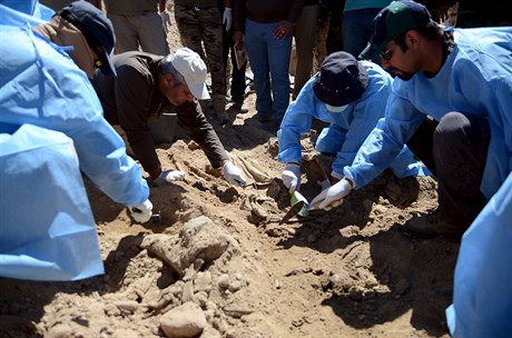 Forenzní experti zkoumají masový hrob objevený v Tikrítu, který irácké...