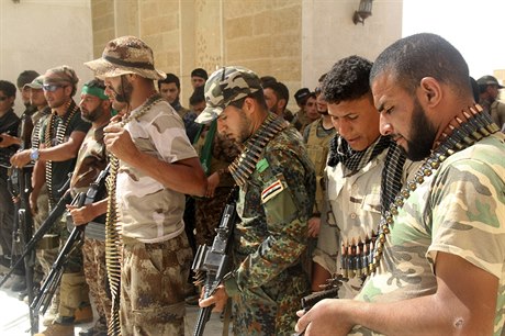 íittí milicionái v jihozápadním Iráku kontrolují své zbran.