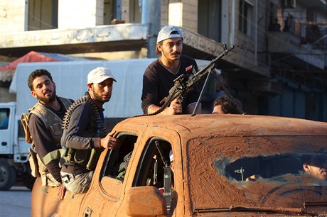 Bojovníci radikální syrské Fronty an-Nusra projídjí ulicemi msta Ariha v...