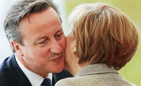 Spojenecký polibek. Britský premiér David Cameron se bhem své oficiální...