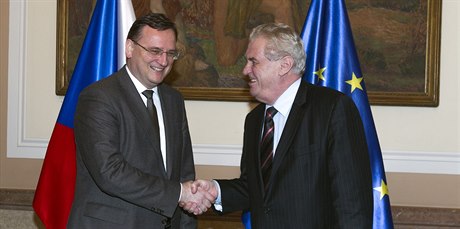 Prezident Milo Zeman s Petrem Neasem po zasedání vlády