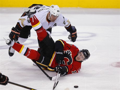 Roman ervenka zkouel v NHL tstí v dresu Calgary.