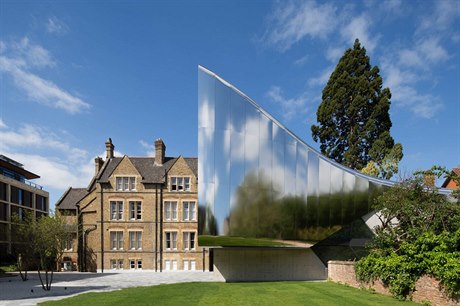 Univerzita v Oxfordu se dočkala nové přístavby. Futuristickou stavbu navrhla...
