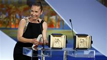 Cenu za nejlepší ženský výkon v Cannes získala herečka Emmanuelle Bercotová.